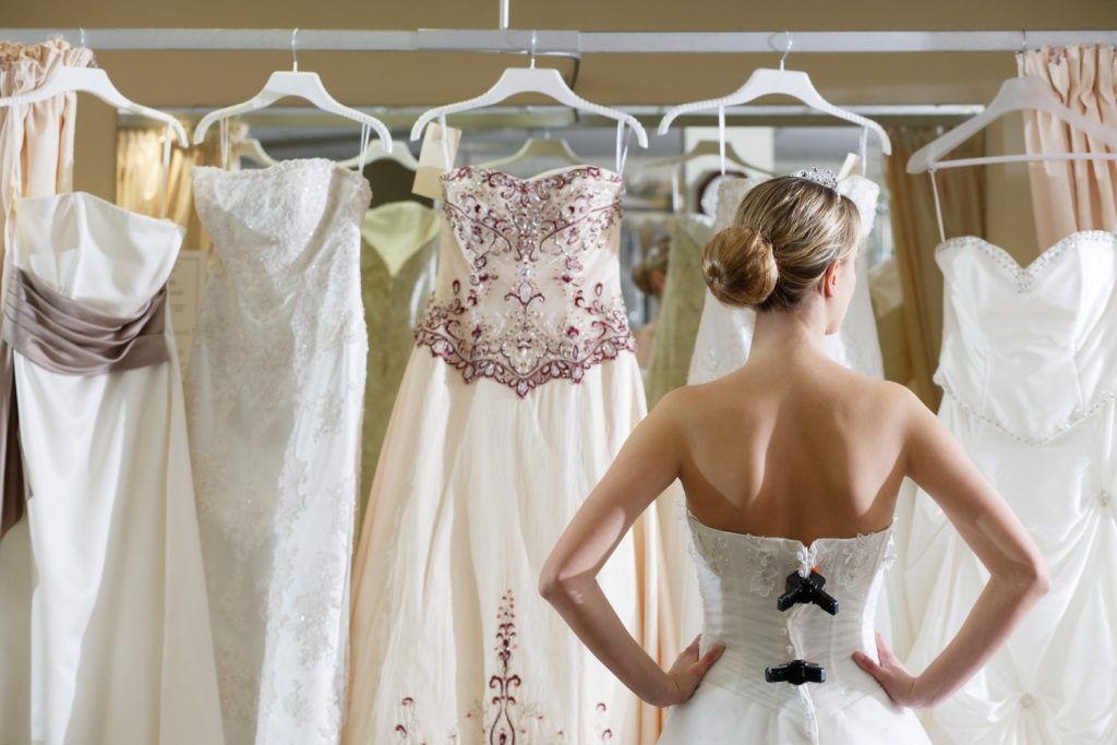 Why It s Better to Choose a Wedding Dress with a Friend  Than with Mom   - 49