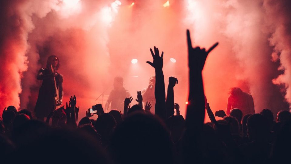 15 Things You Absolutely Need to Do Before You Go to a Concert  - 8