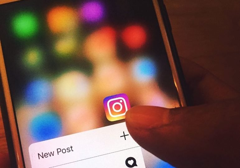 Using instagram social media things to do before going to a concert