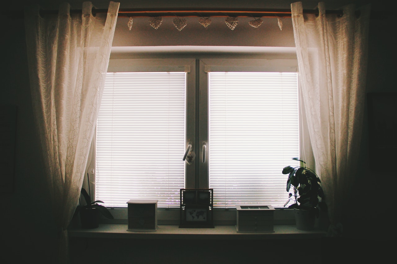 Can you use curtains with blinds