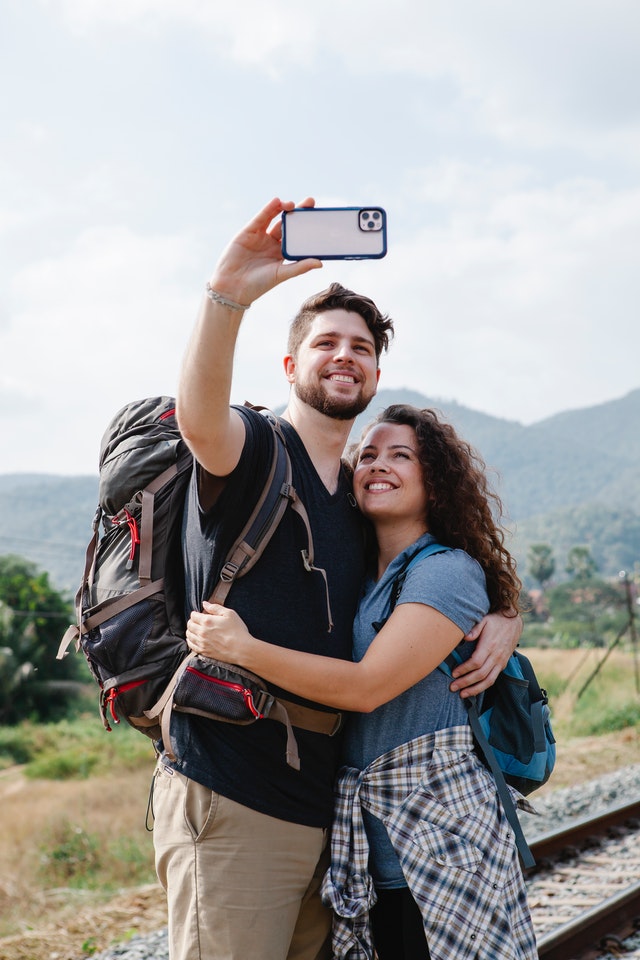 4 Tips for Taking Brilliant Couple Selfies - Utterly Printable