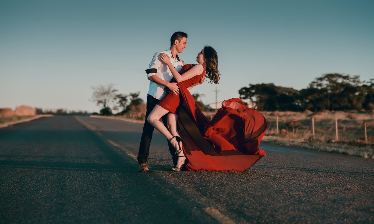Best 10 poses for Couple photography - KnotStories
